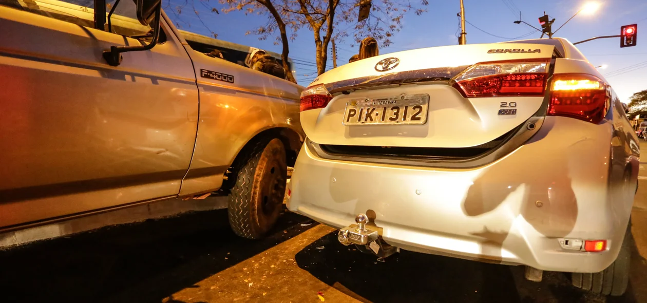 Caminhão colidiu na traseira do Corolla