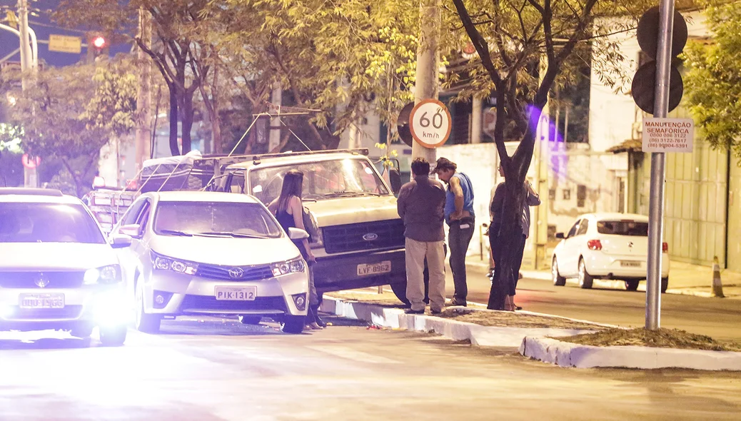 Caminhão sobe canteiro central na avenida Miguel Rosa
