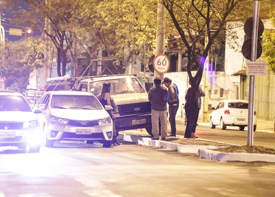 Caminhão sobe canteiro central na avenida Miguel Rosa