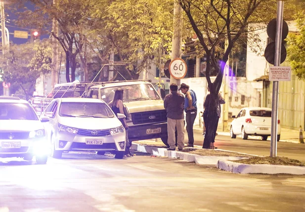 Caminhão sobe canteiro central na avenida Miguel Rosa