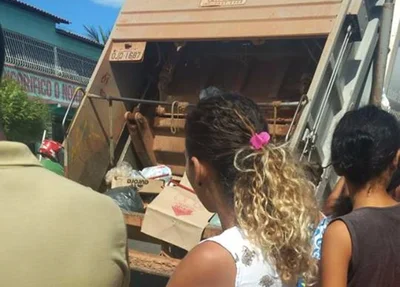 O lixo foi jogado no caminhão de lixo