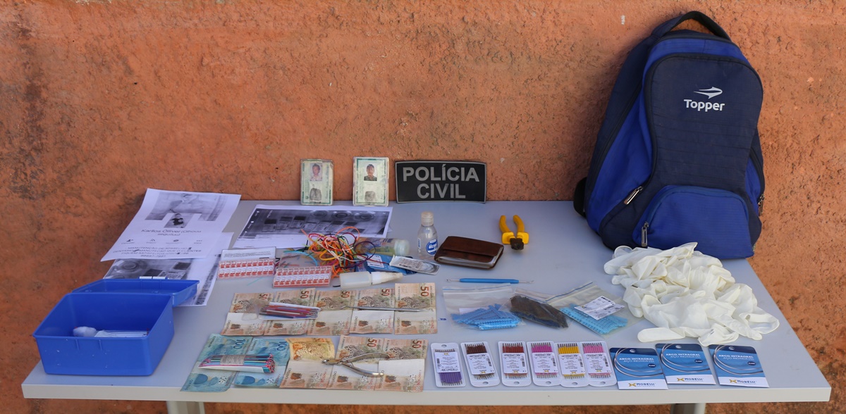 Polícia apreendeu com os suspeitos cerca de R$ 600 em dinheiro e diversos materiais ortodônticos