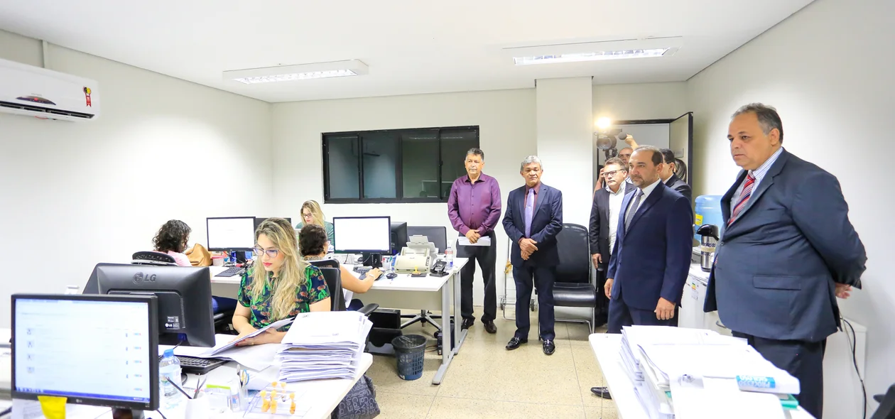 Presidente do TJ vista salas