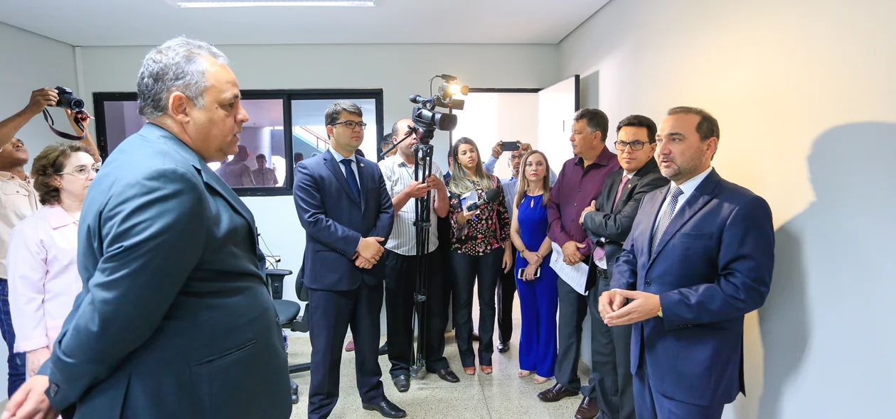 Visita as instalações da sala de audiência de custódia
