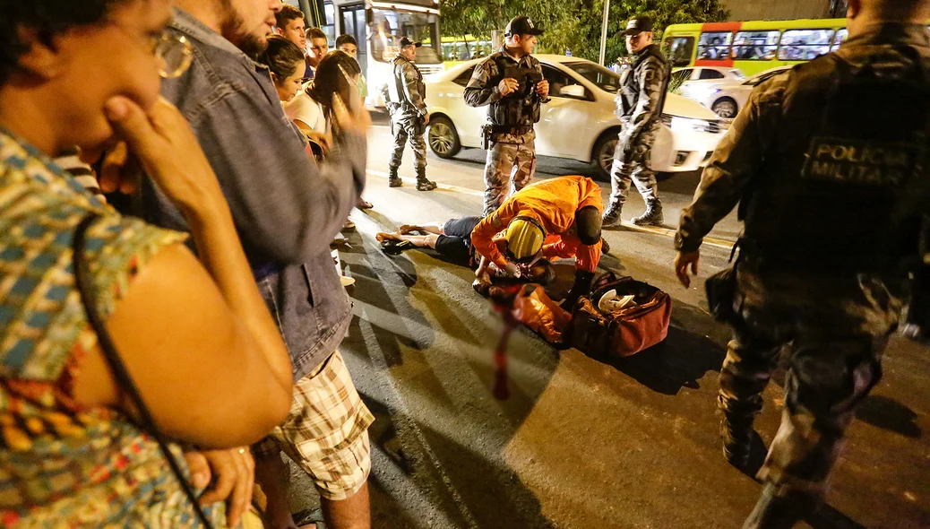 Corpo de Bombeiros realizando os primeiros socorros 