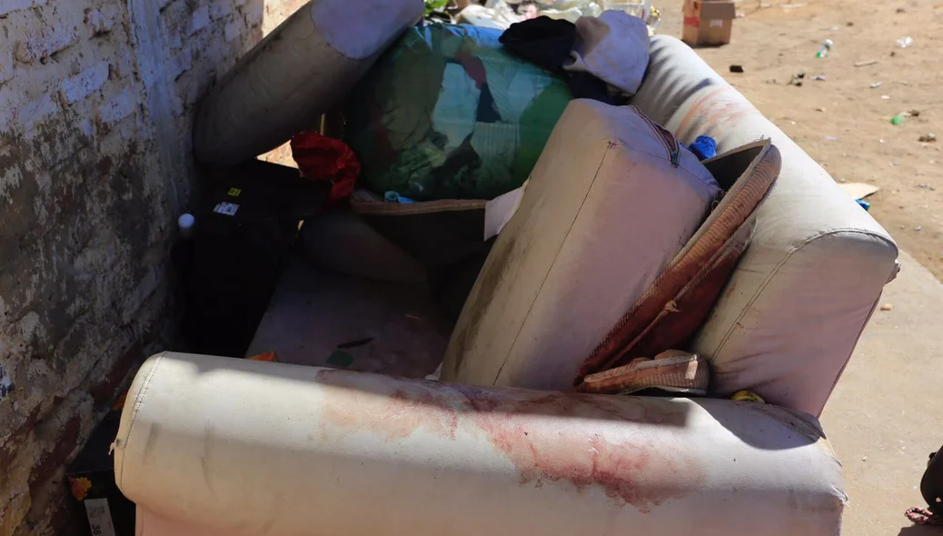 Marcas de sangue no local onde a vítima dormia