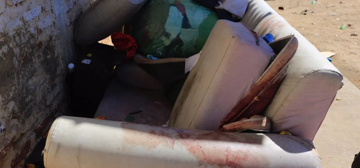 Marcas de sangue no local onde a vítima dormia