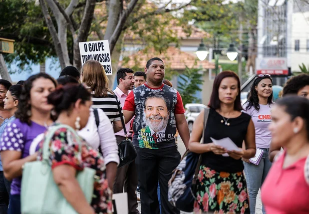 Manifestantes fazem ato em defesa do Lula