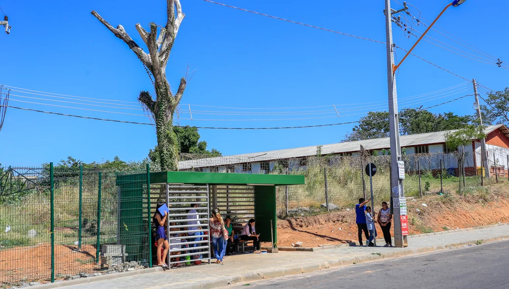 A parada de ônibus foi construída na frente do shopping rio poty