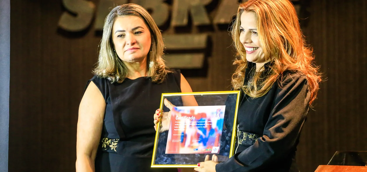 Denizia Rodrigues recebe prêmio