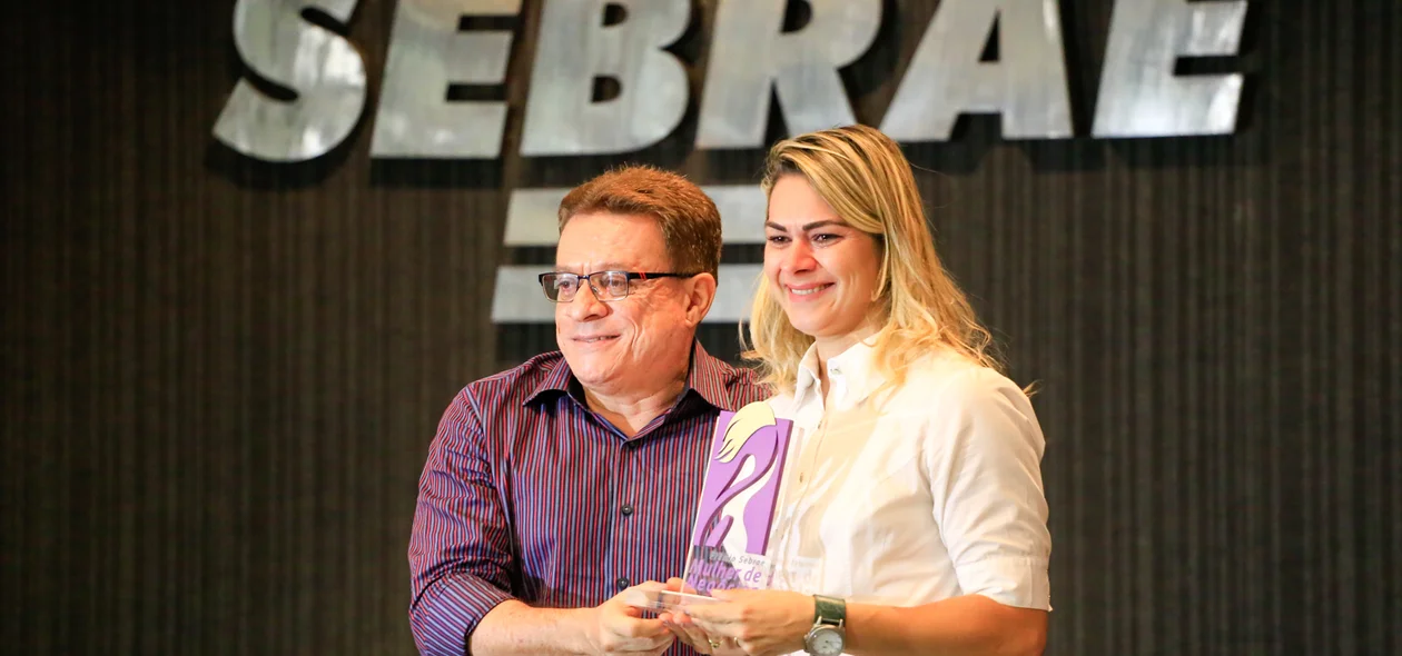 Iara Vaz recebendo prêmio