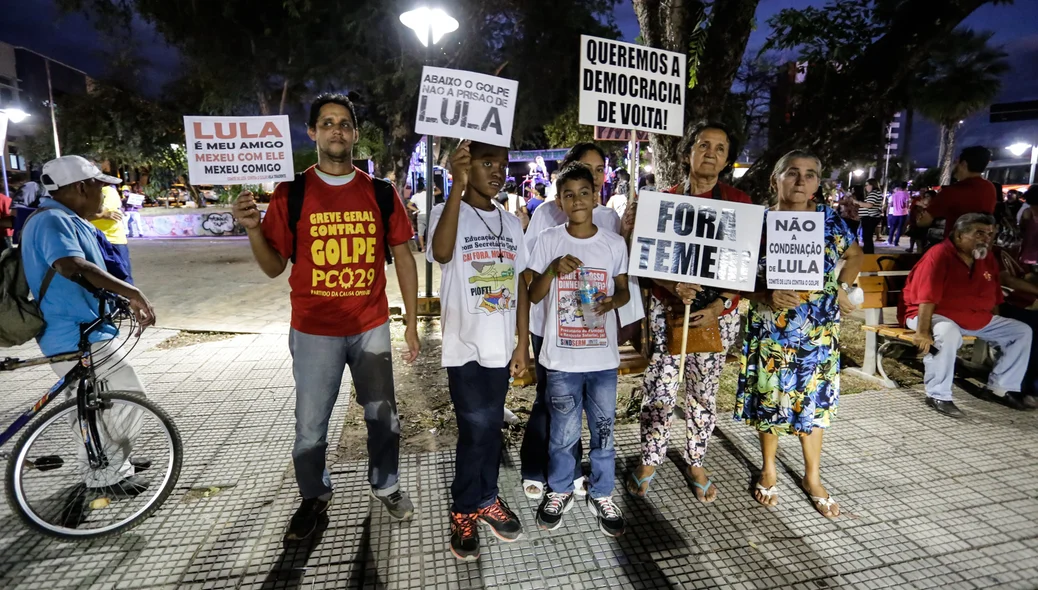 Manifestantes fazem ato de apoio a Lula  