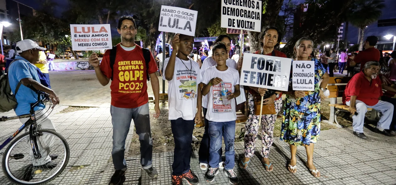 Manifestantes fazem ato de apoio a Lula  