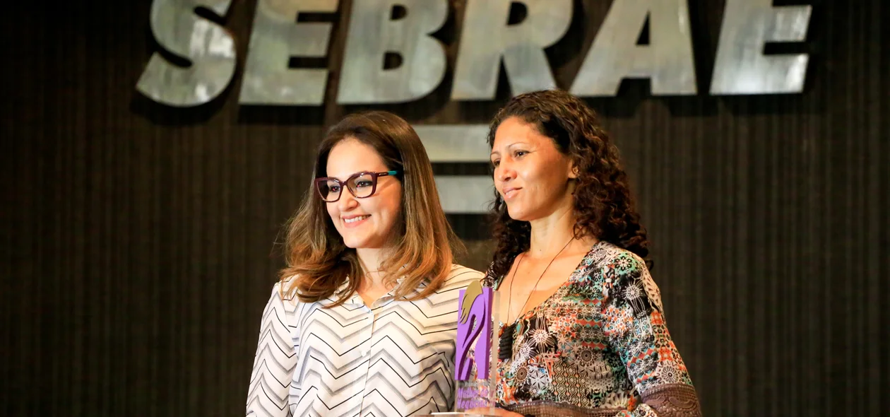 Marcilene Luzia Barbosa recebendo prêmio