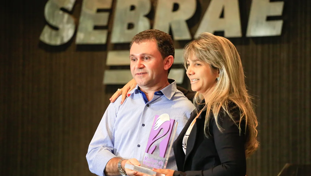 Audilene Barbosa recebendo prêmio