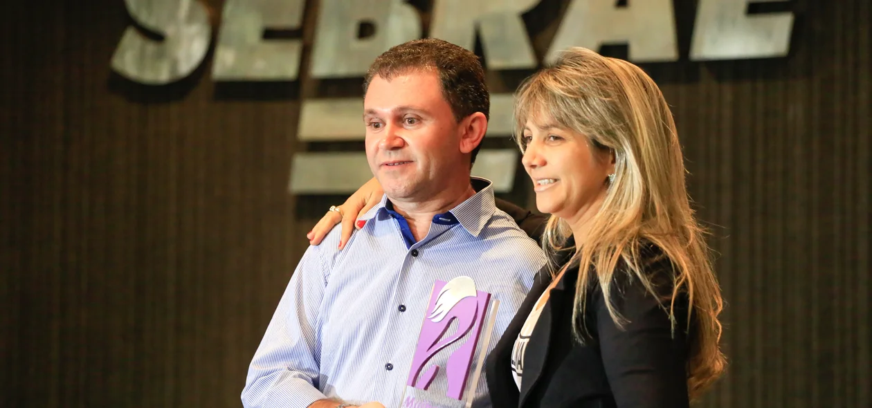 Audilene Barbosa recebendo prêmio