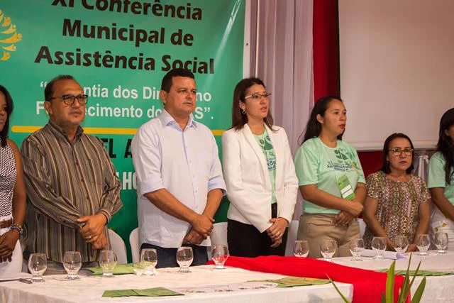 Autoridades presentes na conferência