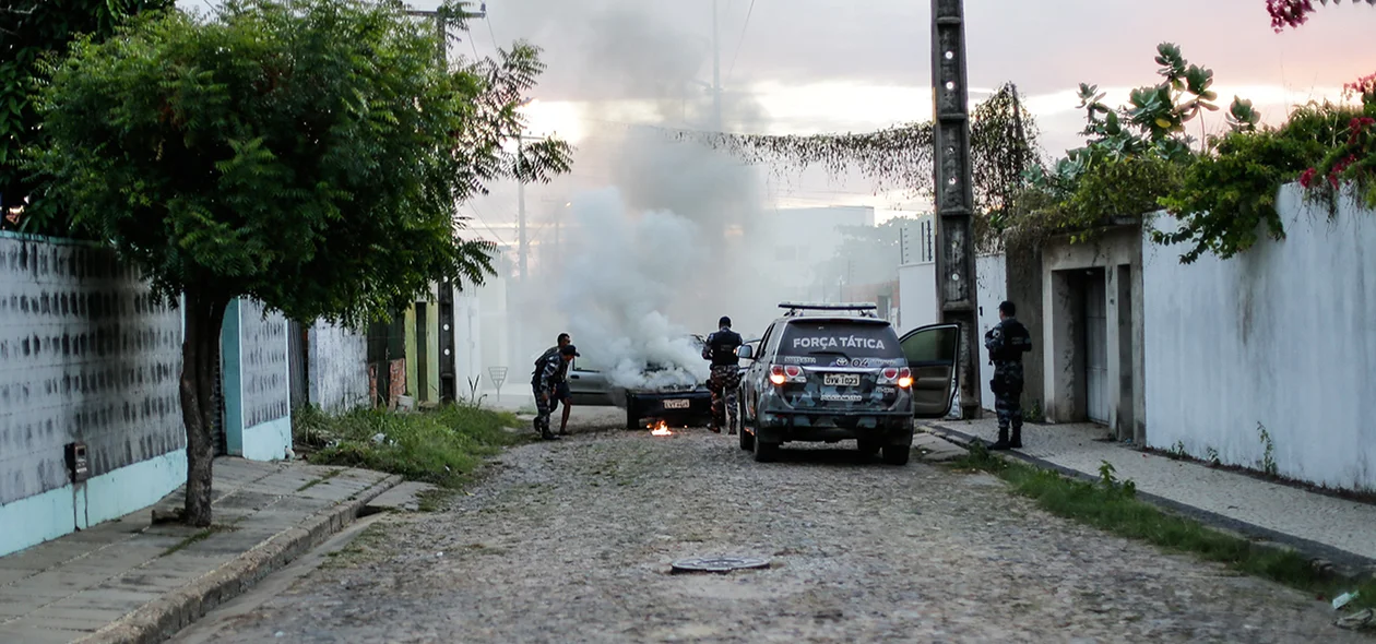 Carro pega fogo no bairro São Cristóvão   