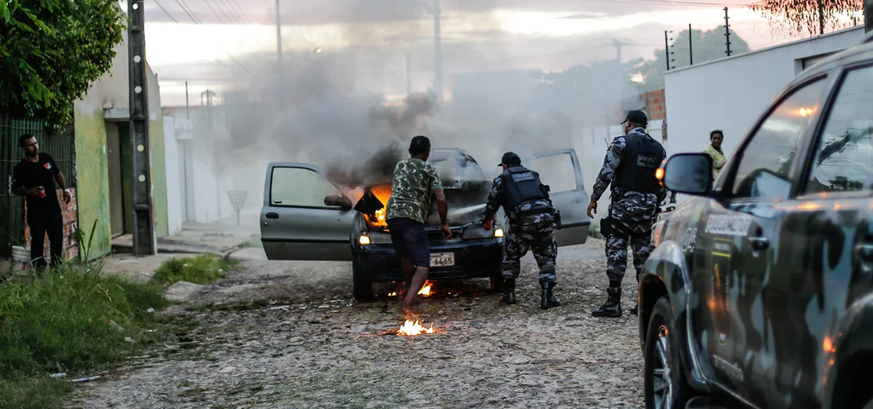 Carro pega fogo no motor  