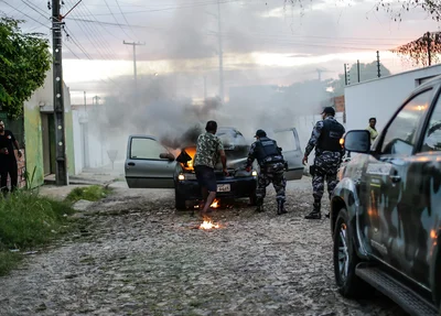 Carro pega fogo no motor  