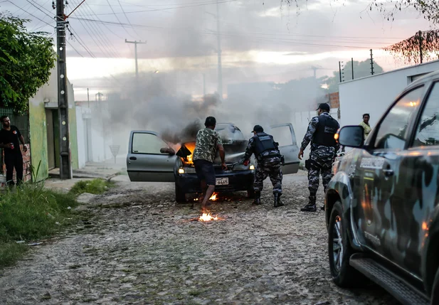 Carro pega fogo no motor  