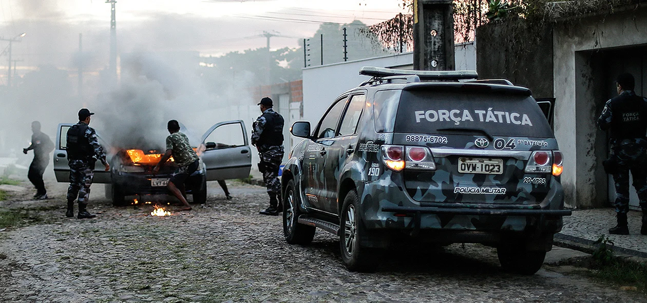 Fiat strada pega fogo, logo apos sair da oficina