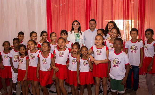 Crianças se apresentaram durante o evento