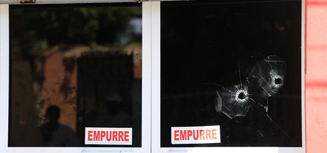 Marcas de tiros na porta do cartório