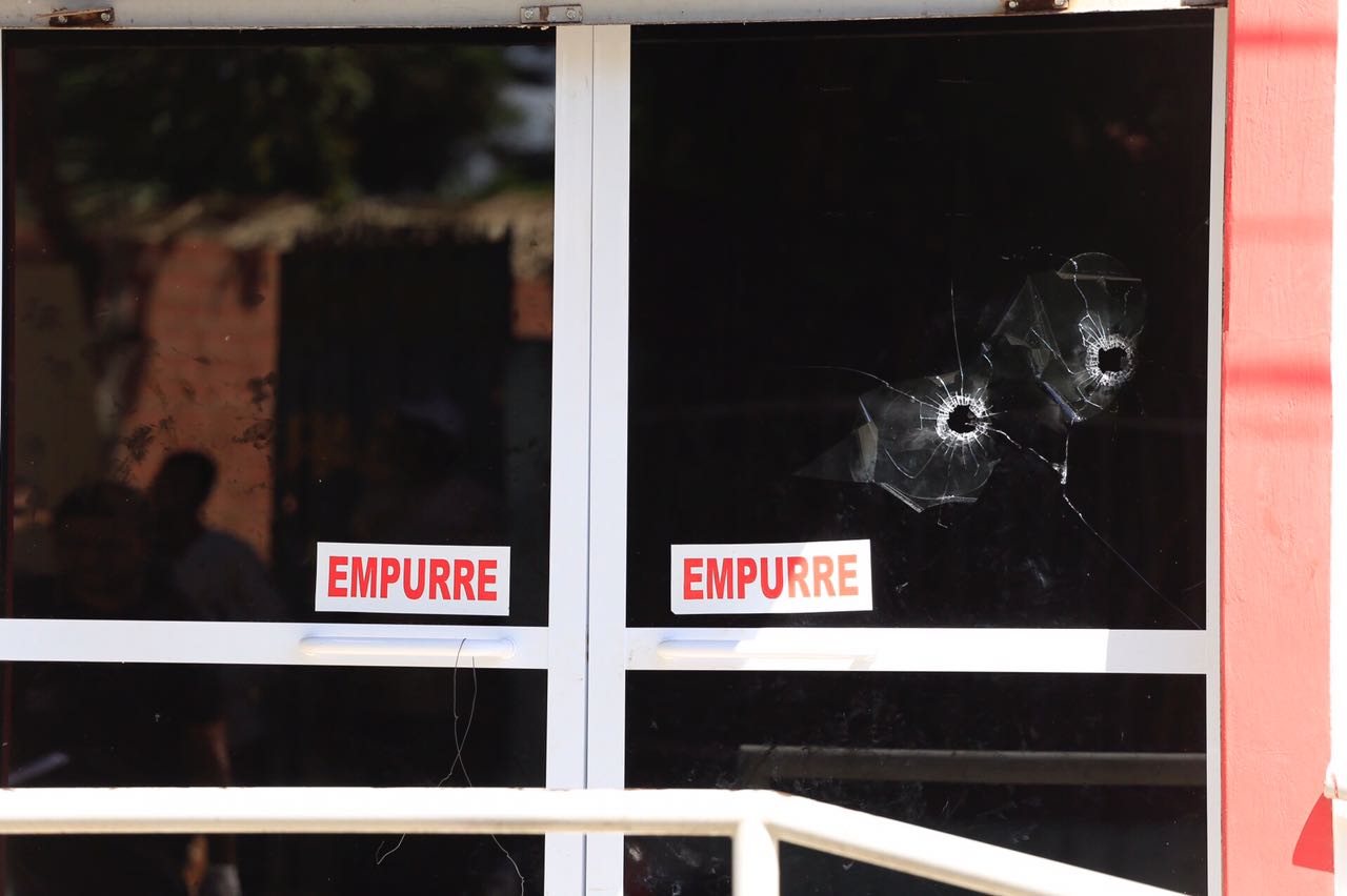 Marcas de tiros na porta do cartório