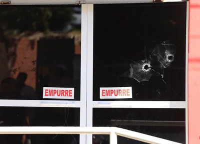 Marcas de tiros na porta do cartório