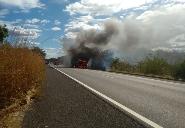 Momento em que o ônibus pega fogo