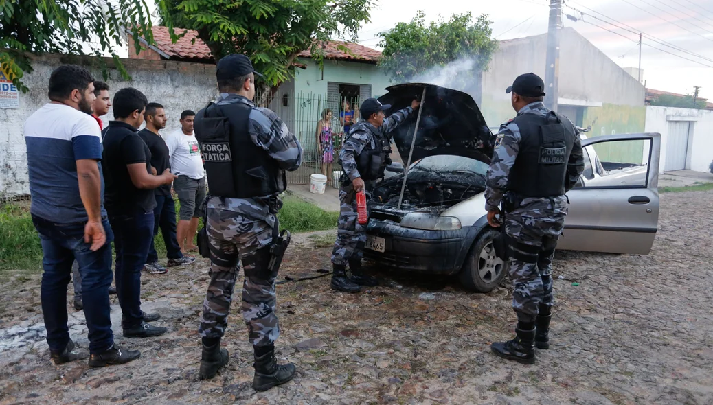 Polícia Militar ajudou a conter o fogo  