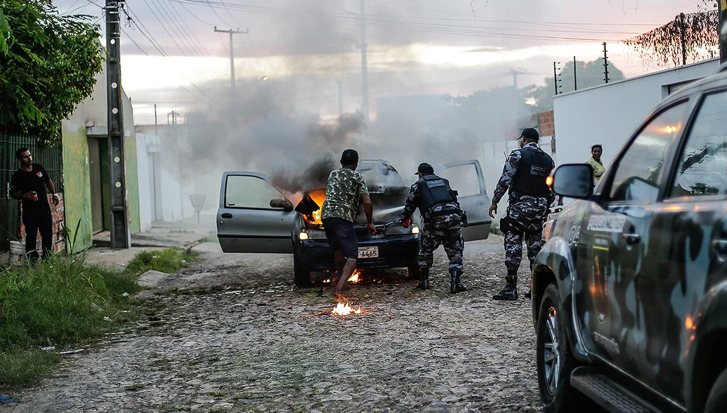Policiais no local ajudando a conter o fogo