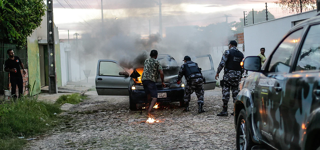 Policiais no local ajudando a conter o fogo
