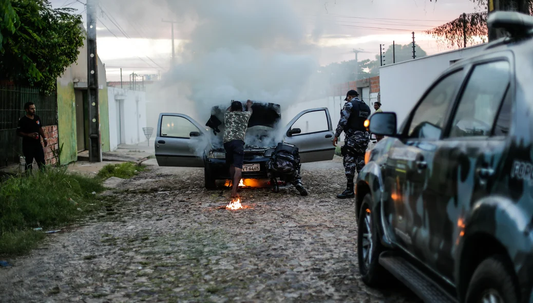 Policial usou o extintor