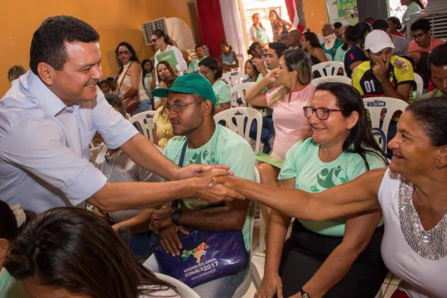 Prefeito de Miguel Alves cumprimentando as pessoas