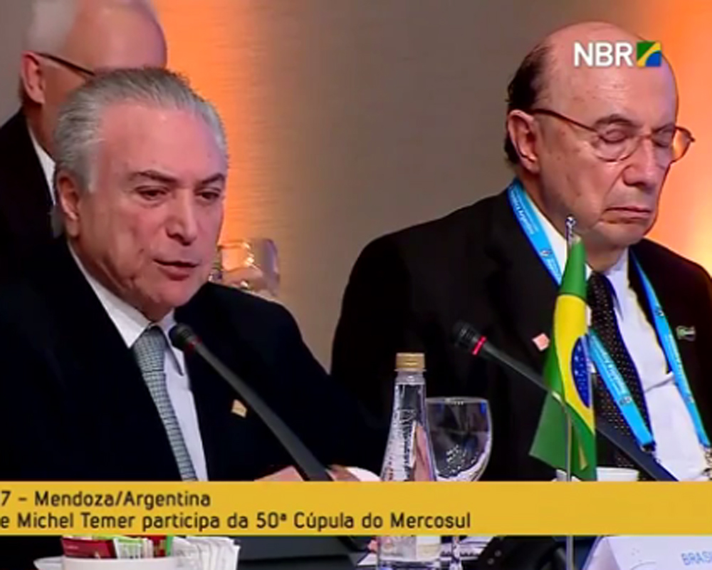 Temer discursa e Meirelles dorme