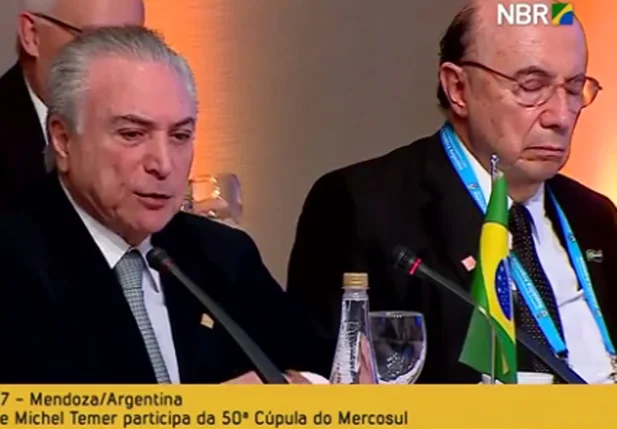 Temer discursa e Meirelles dorme