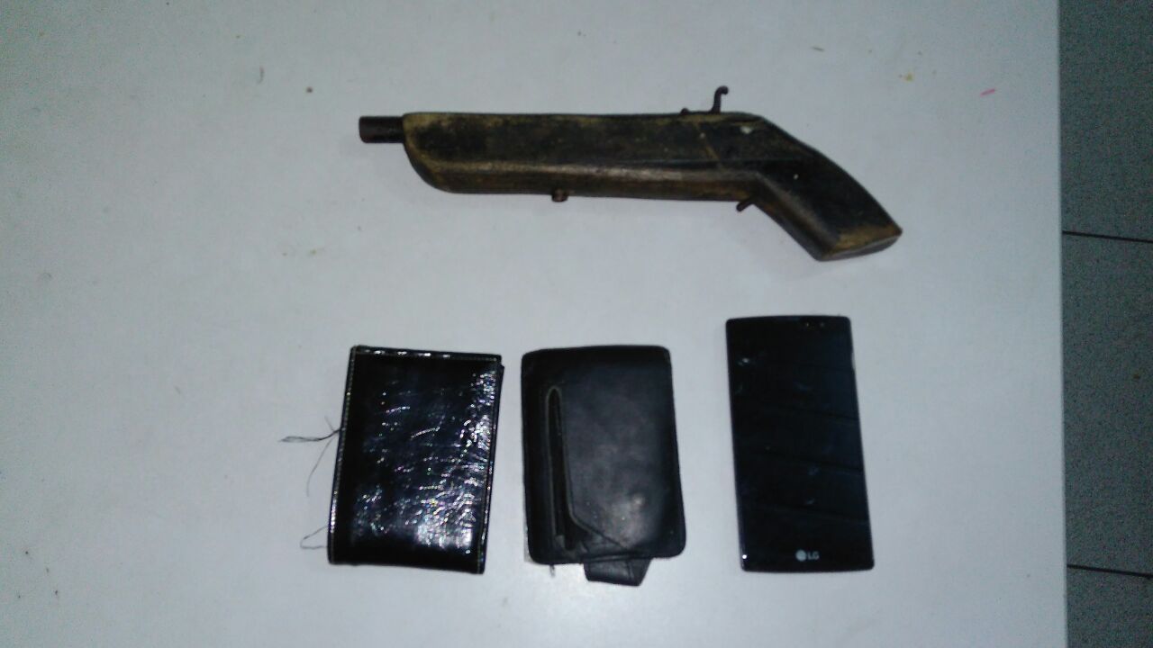 Arma usada no crime e objetos pessoais da vítima