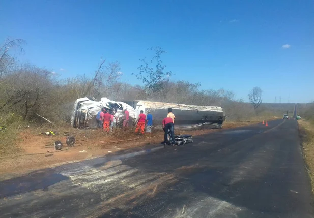 Acidente com caminhão-tanque na BR 135