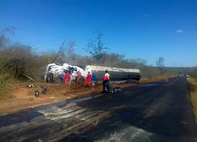 Caminhão tanque carregado de combustível 