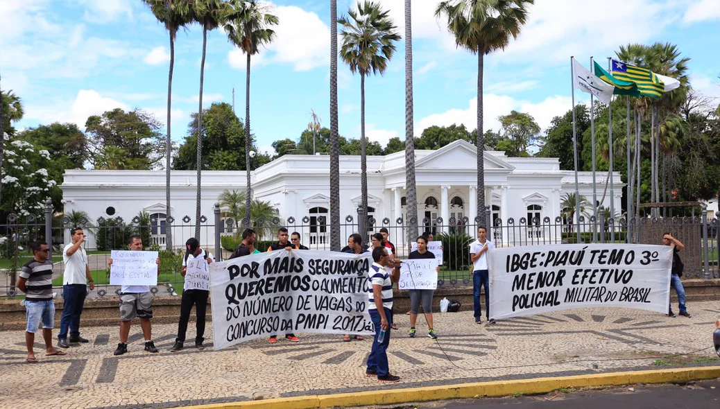 Candidatos do concurso da PM se manifestam no Palácio de Karnak