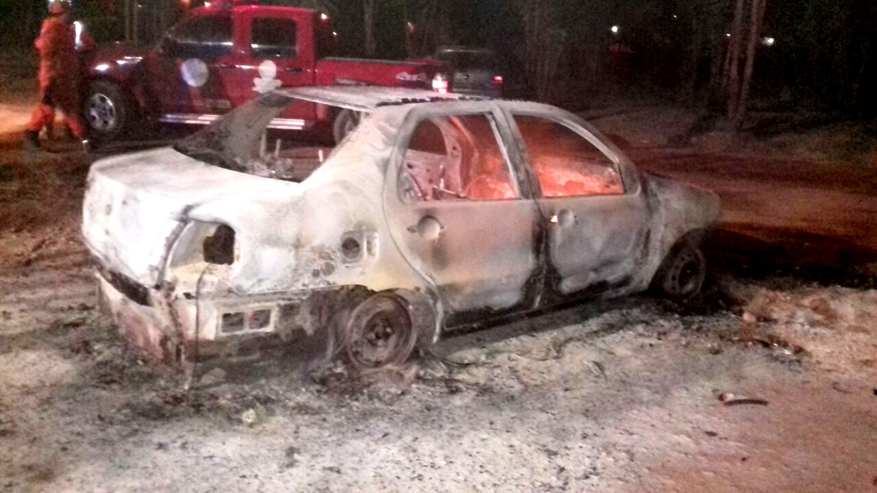 Carro incendiado