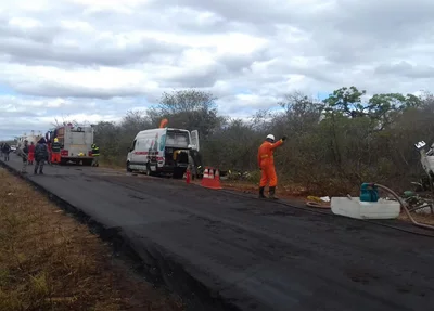 Técnicos e peritos da Suatrans fazem a retirada do combustível da pista