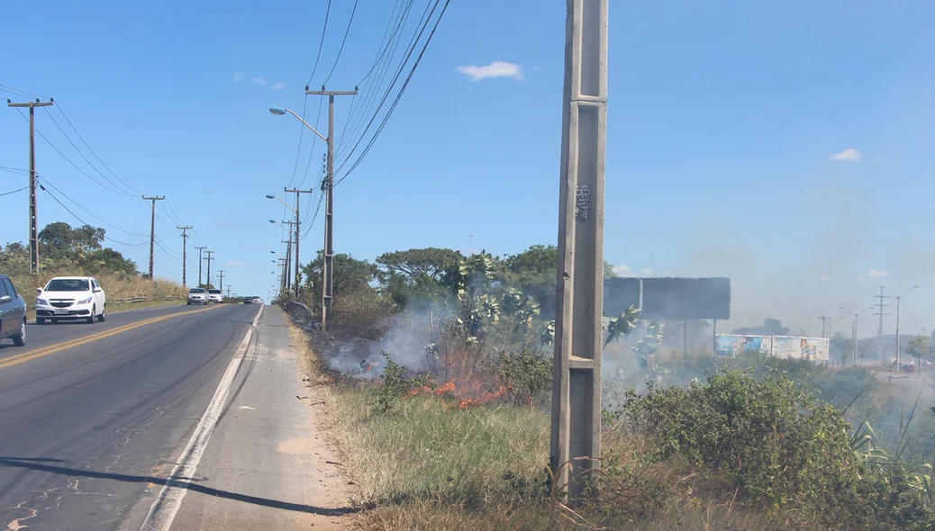 As chamas estavam próximo da rodovia