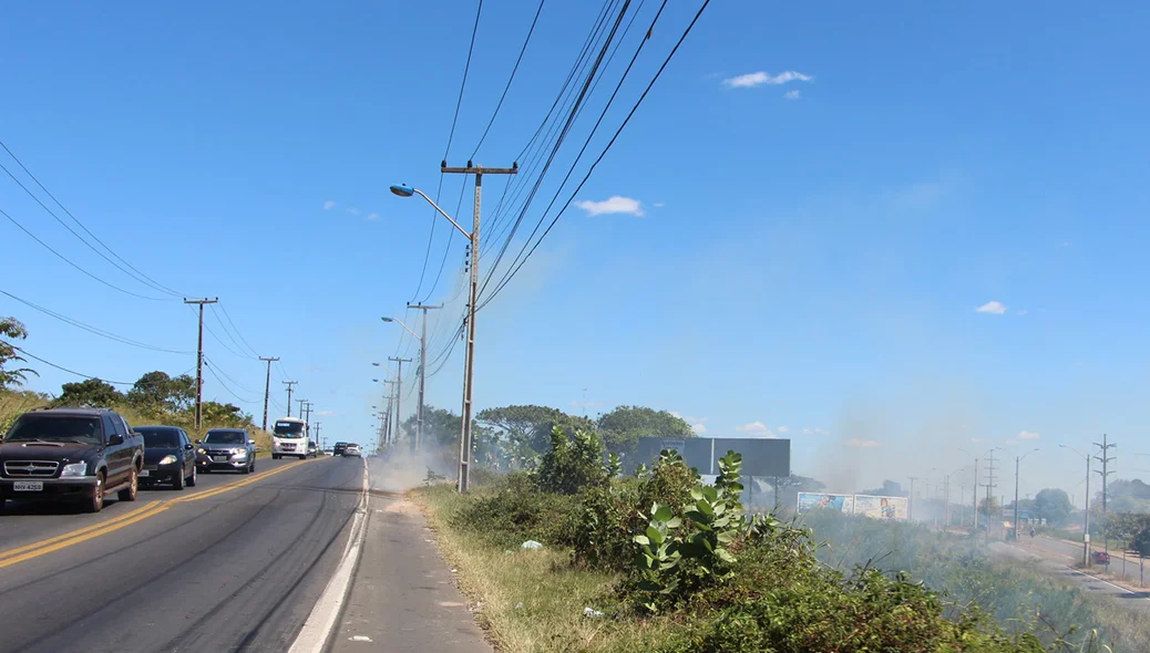 Corpo de Bombeiros foi acionado para fogo no acostamento da BR-343 em Teresina