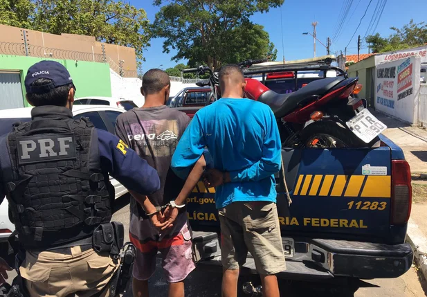 Dois homens foram presos acusados de tentar assaltar duas corretoras