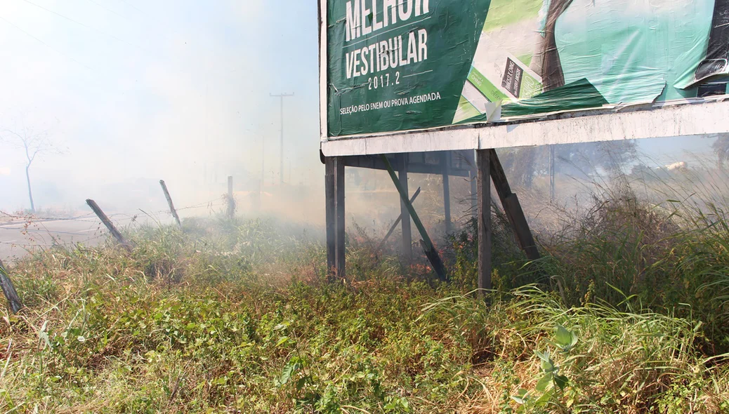 Incêndio próximo a Avenida dos Ipês