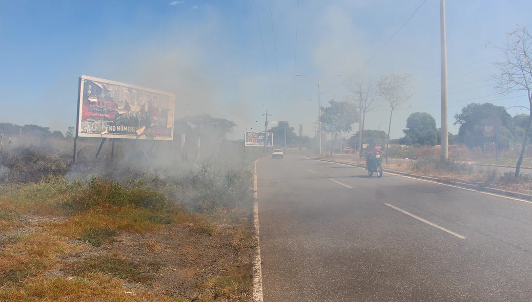 Parte da via ficou coberta por fumaça, atrapalhando os condutores de veículos