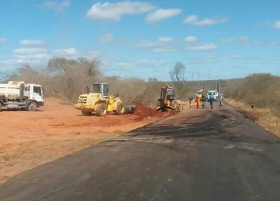 Técnicos e peritos da Suatrans continuam na retirada da areia encharcada de combustível